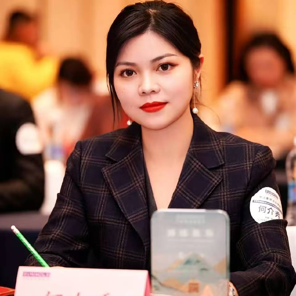 何介秀律师职业形象照 — 上海申浩（成都）律师事务所